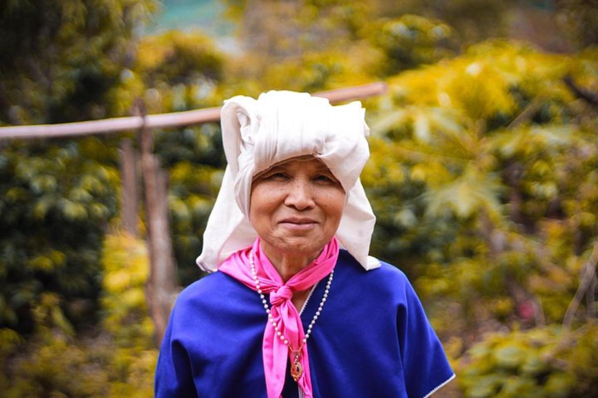 isang matandang babae na nakasuot ng sombrero at scarf
