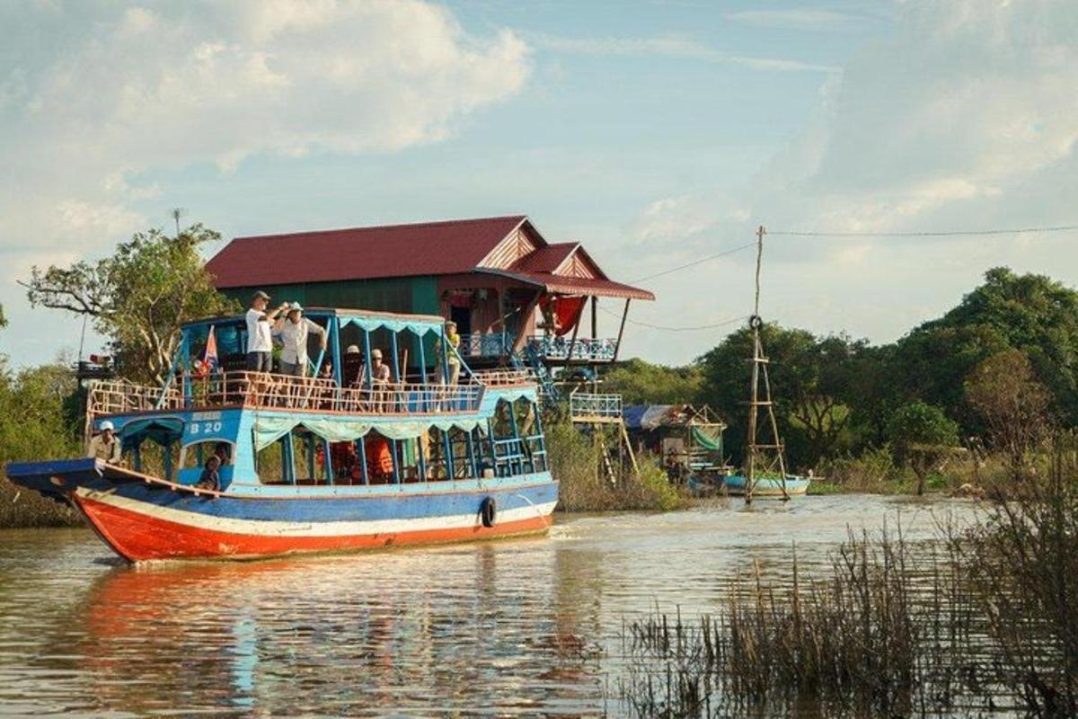 ein Boot mit Menschen darauf auf einem Fluss