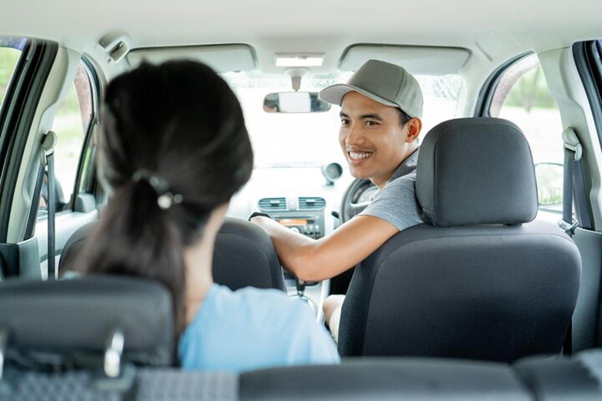 ein Mann und eine Frau sitzen in einem Auto