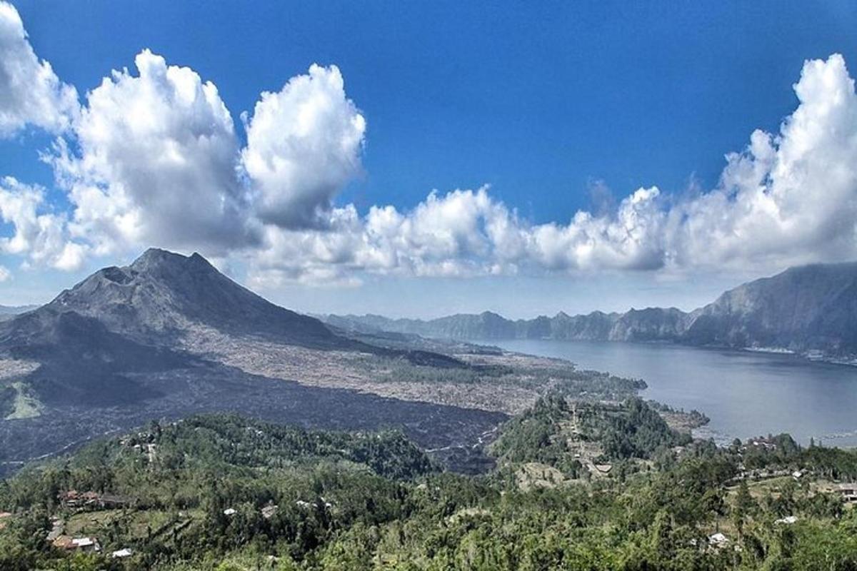 una vista di una montagna e di uno specchio d'acqua