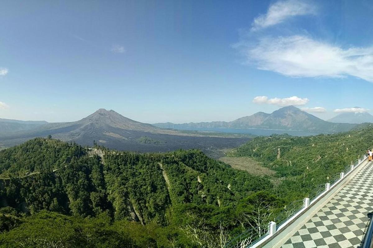 una vista di un ponte con le montagne sullo sfondo