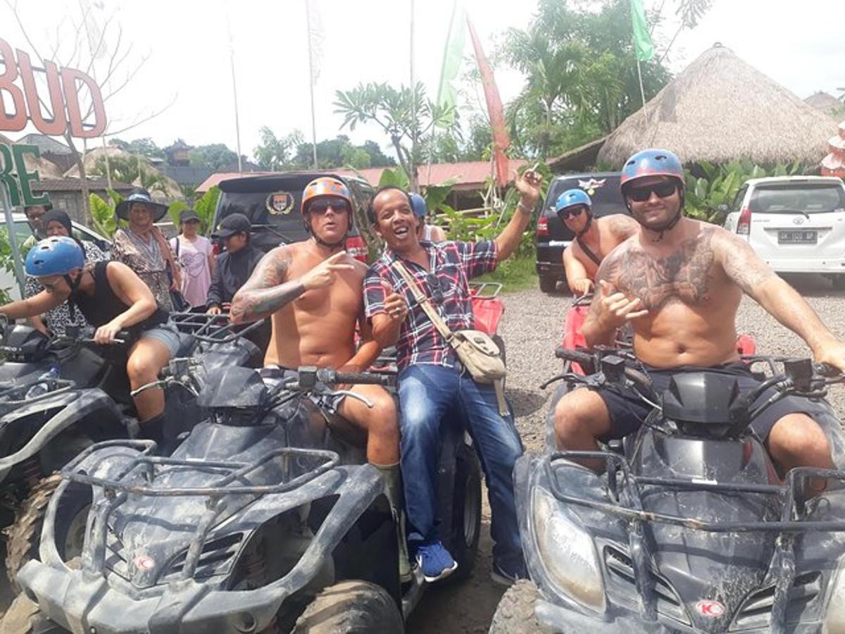un gruppo di persone su quad che posano per una foto