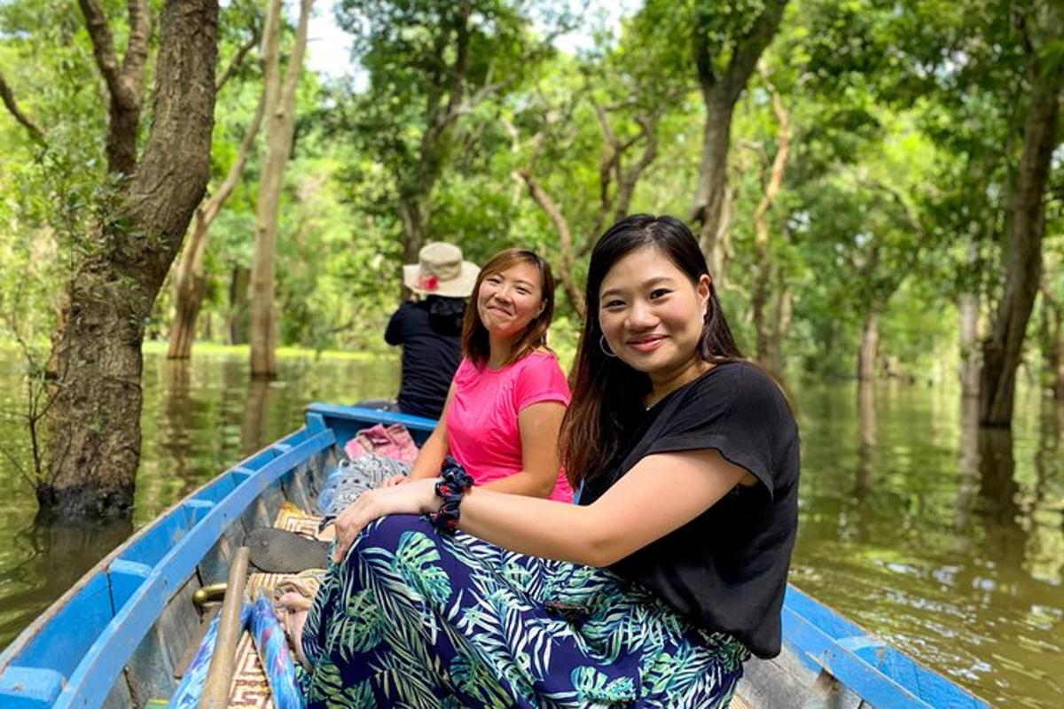 Dos mujeres sentadas en la parte trasera de un bote en el agua