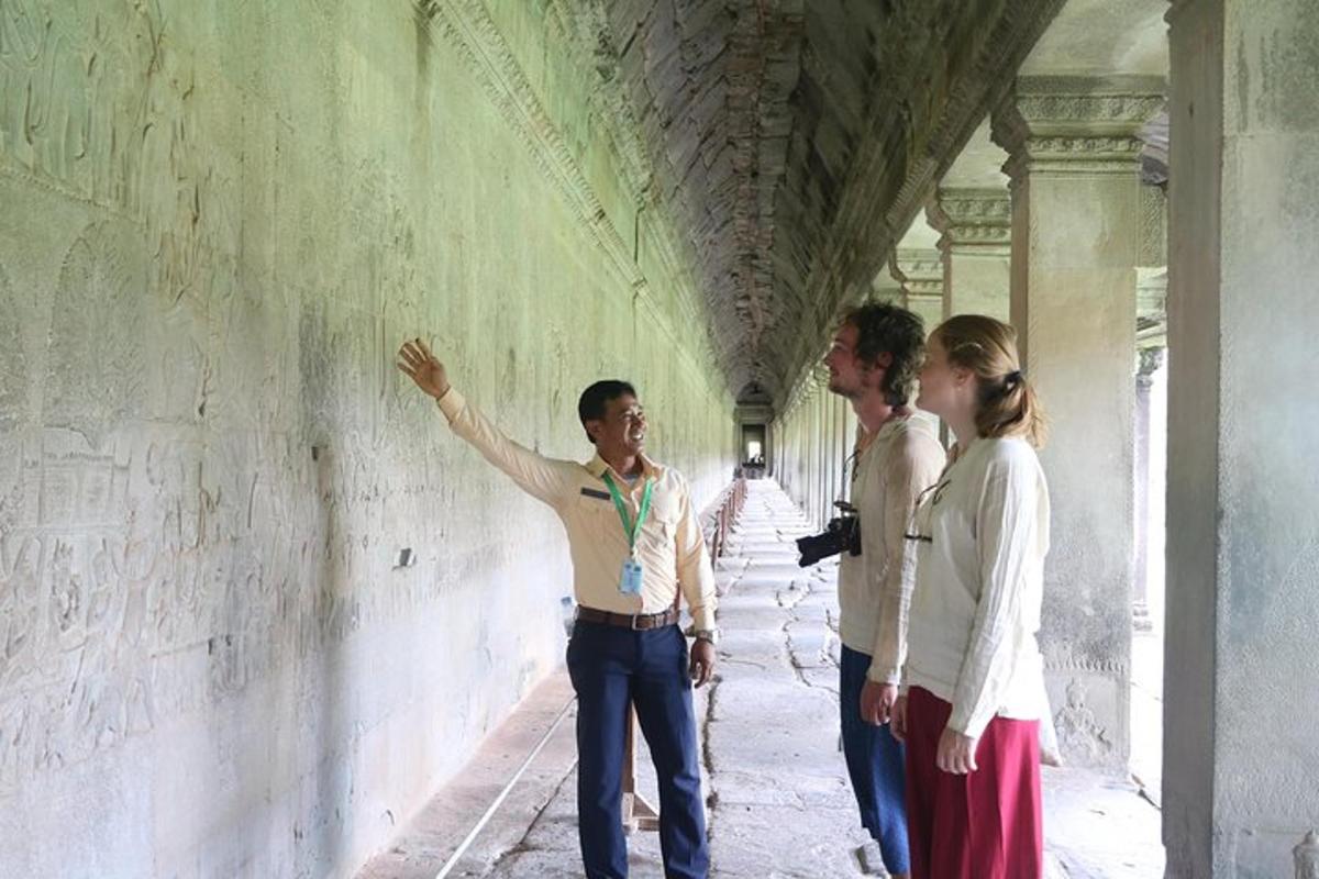 một nhóm người đứng cạnh một bức tường