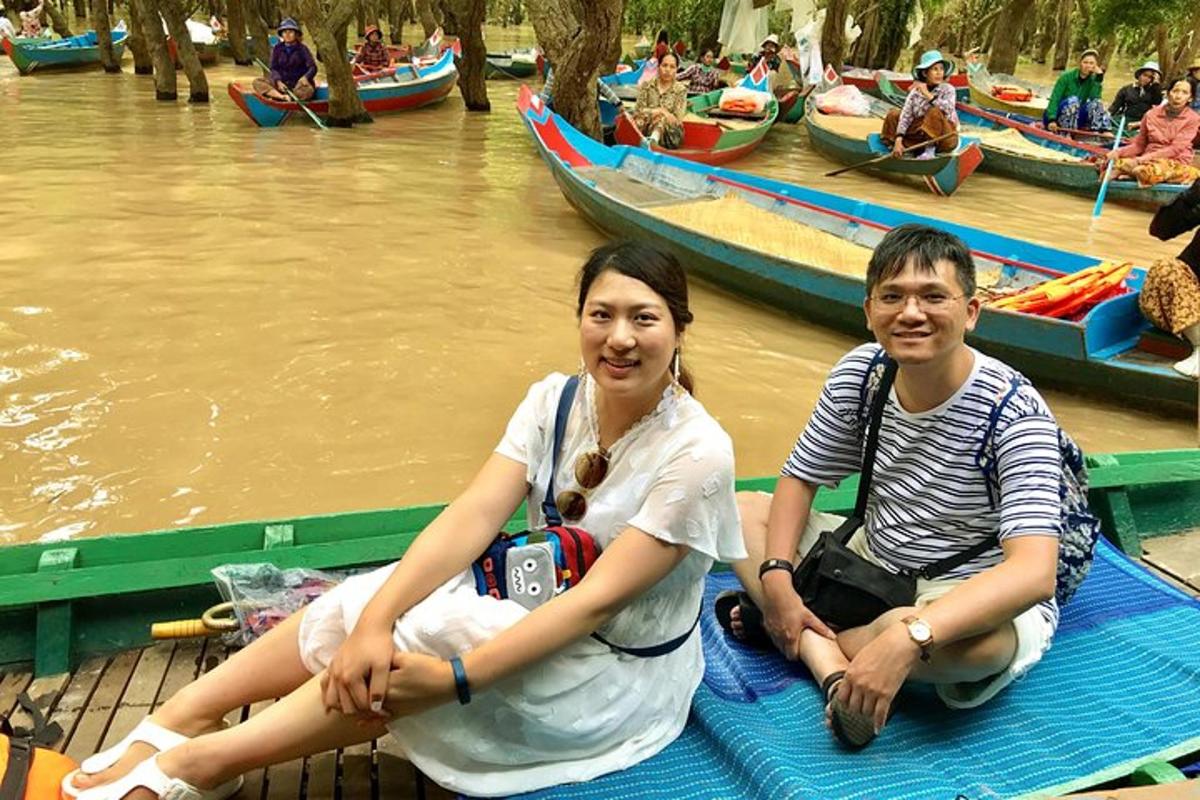 dos personas sentadas en un bote en el río