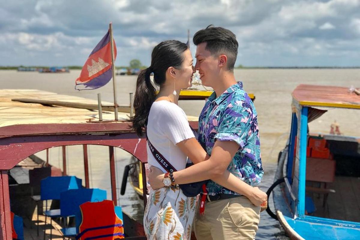 ชายและหญิงยืนอยู่บนเรือ