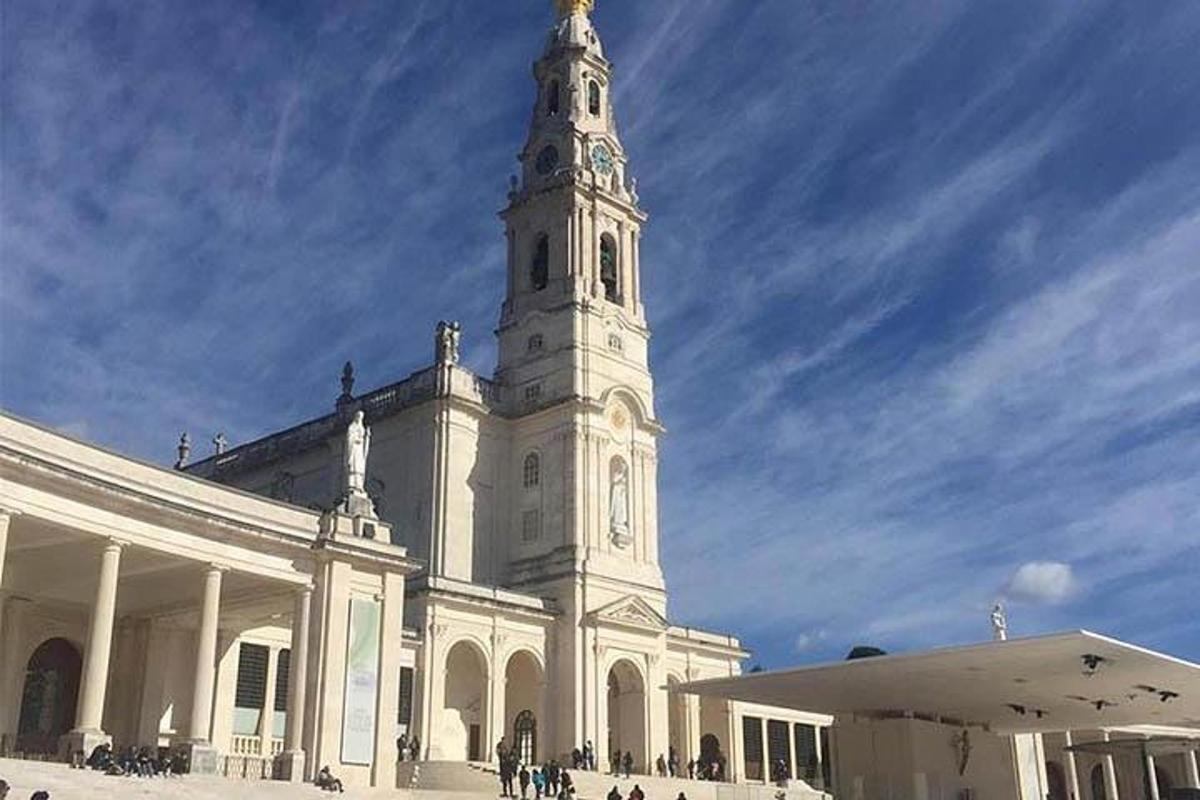 un grande edificio bianco con una torre dell'orologio su di esso
