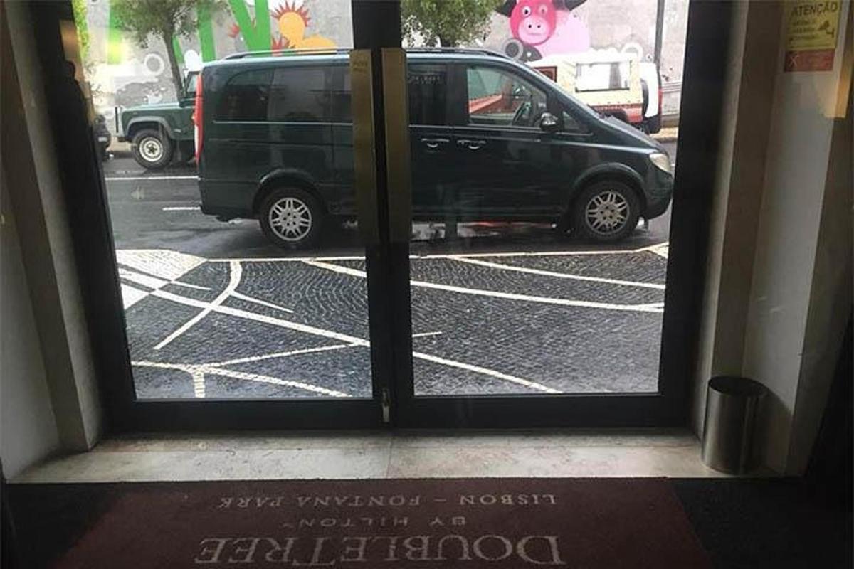 pohled z okna na dodávku zaparkovanou na parkovišti