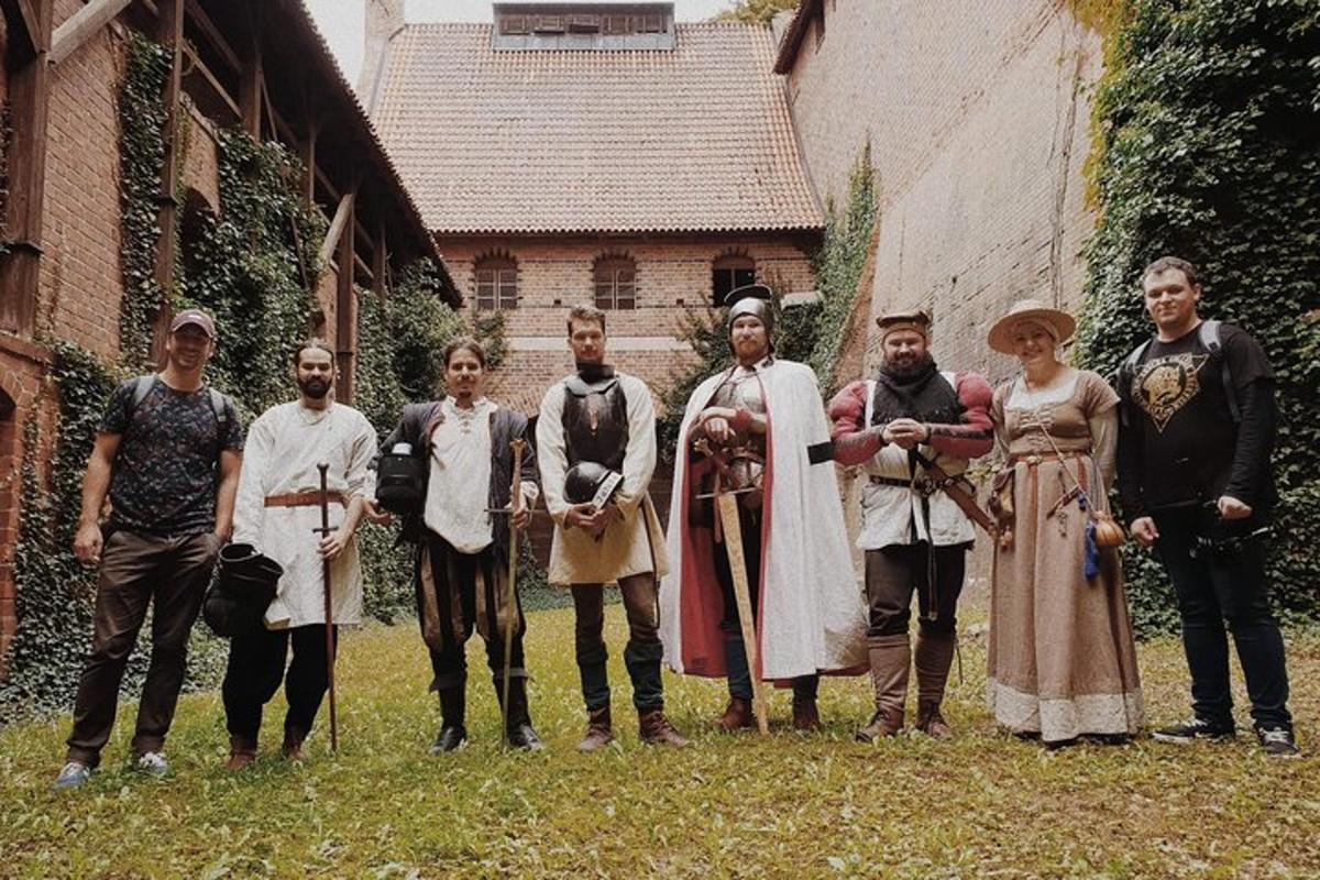 un grup de oameni în costume medievale care pozează pentru o fotografie