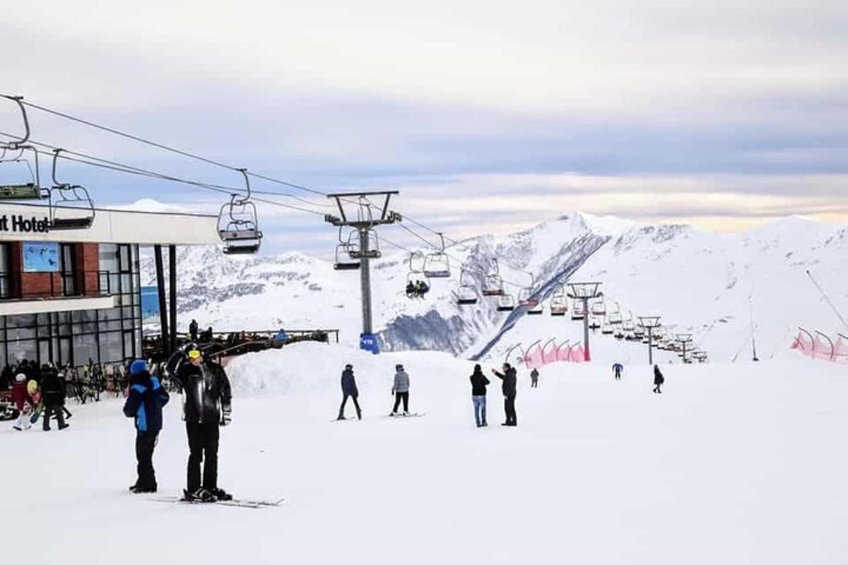 Μια ομάδα ανθρώπων σε ένα τελεφερίκ στο χιόνι