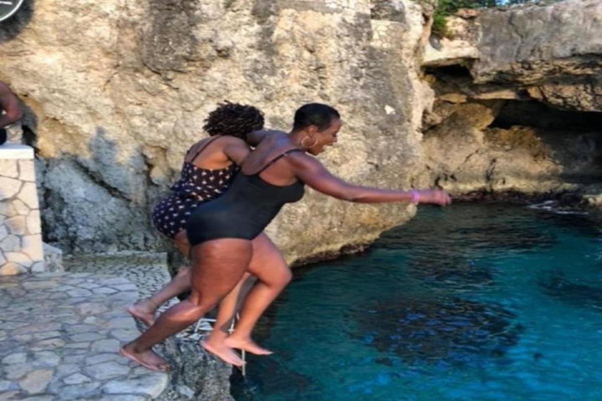 due persone in piedi accanto a una pozza d'acqua