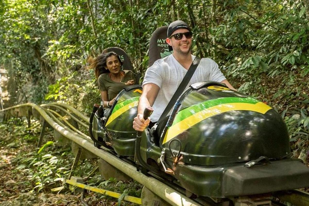 seorang pria dan seorang wanita menaiki roller coaster