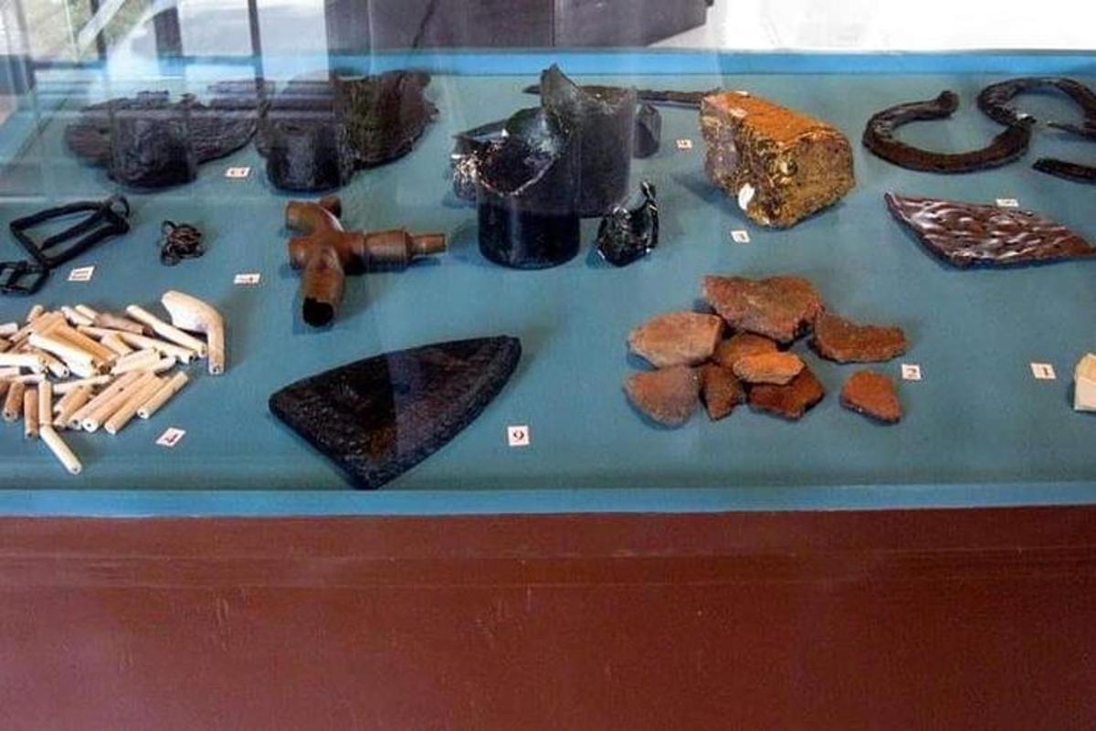 ένα τραπέζι με διαφορετικά είδη πετρωμάτων και ορυκτών