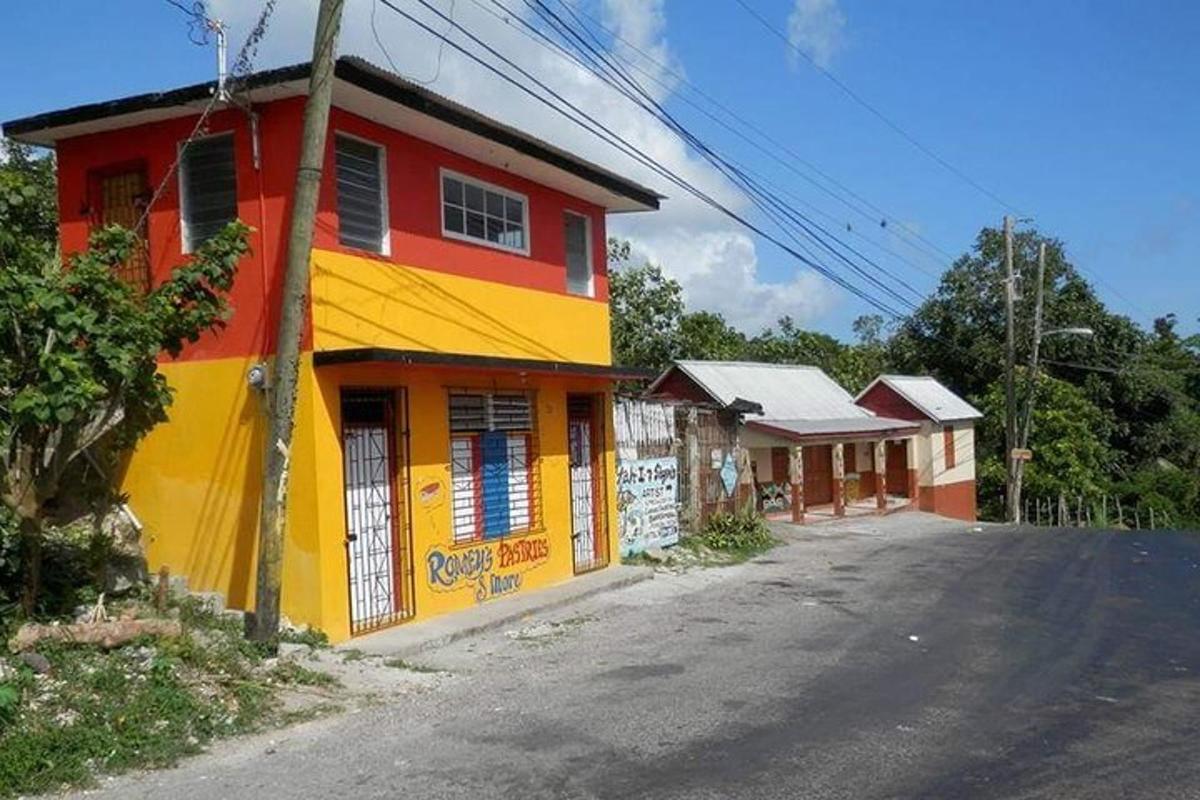 un edificio colorato sul lato di una strada