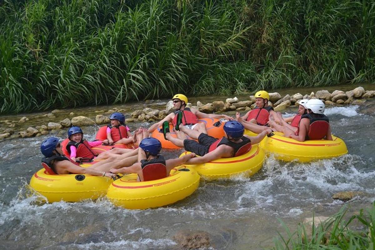 un grup de oameni face rafting pe un râu