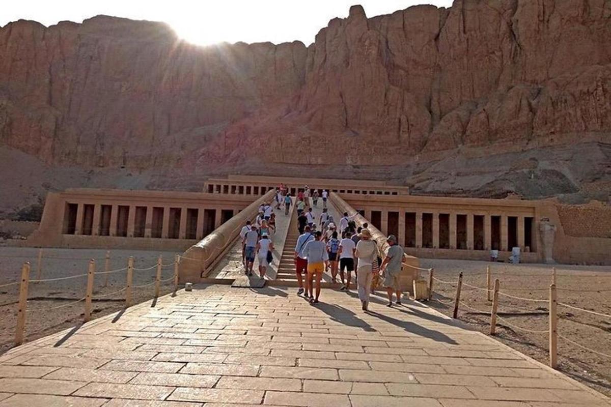un grup de persones caminant per un pont al desert