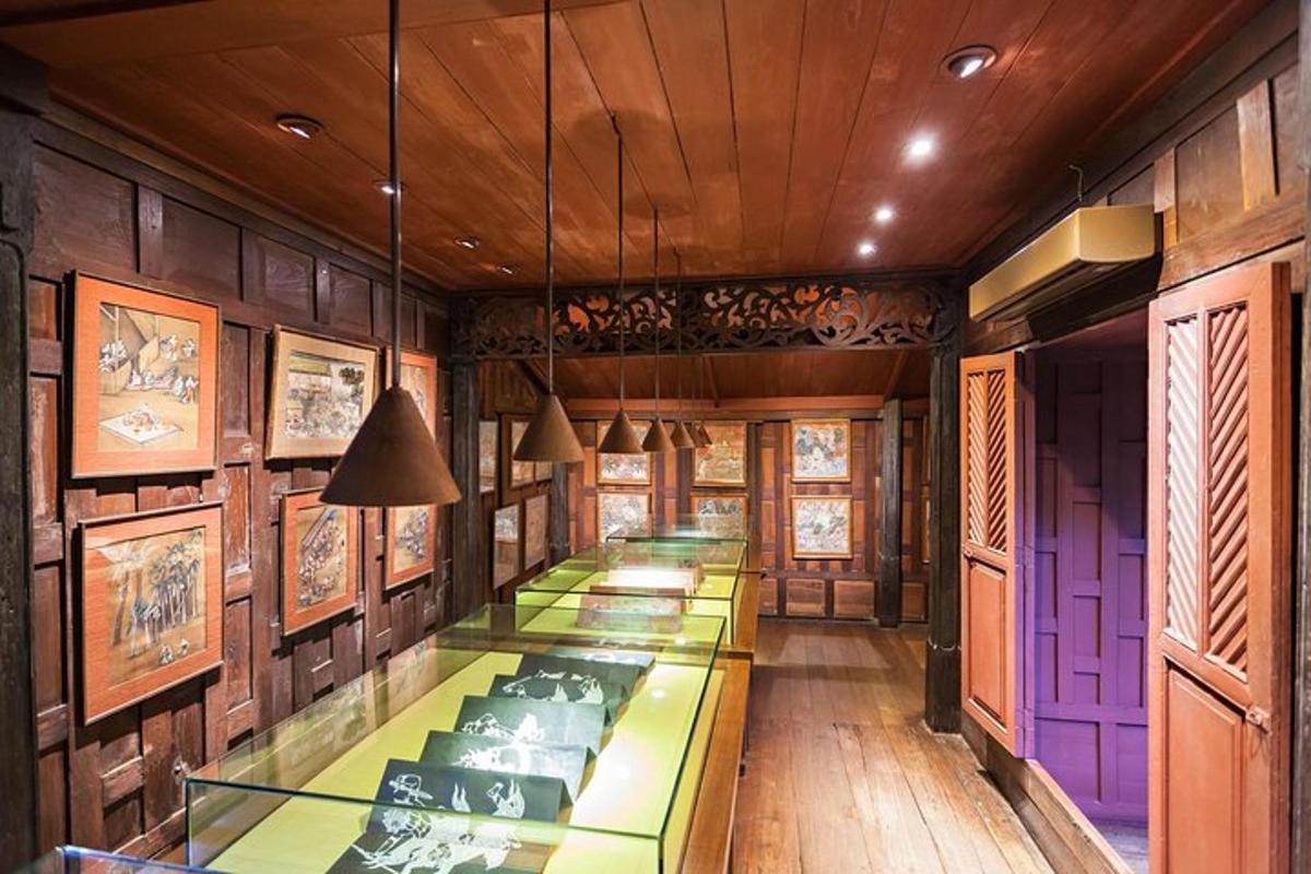 una lunga fila di tavoli in una stanza con pareti di legno