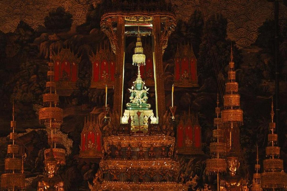 un tempio con un grande orologio in una stanza