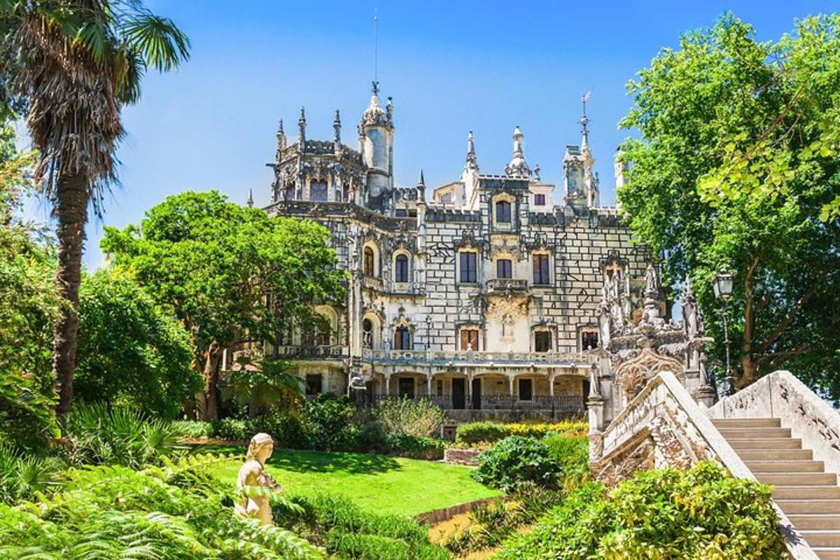 một tòa nhà cũ có một khu vườn ở phía trước