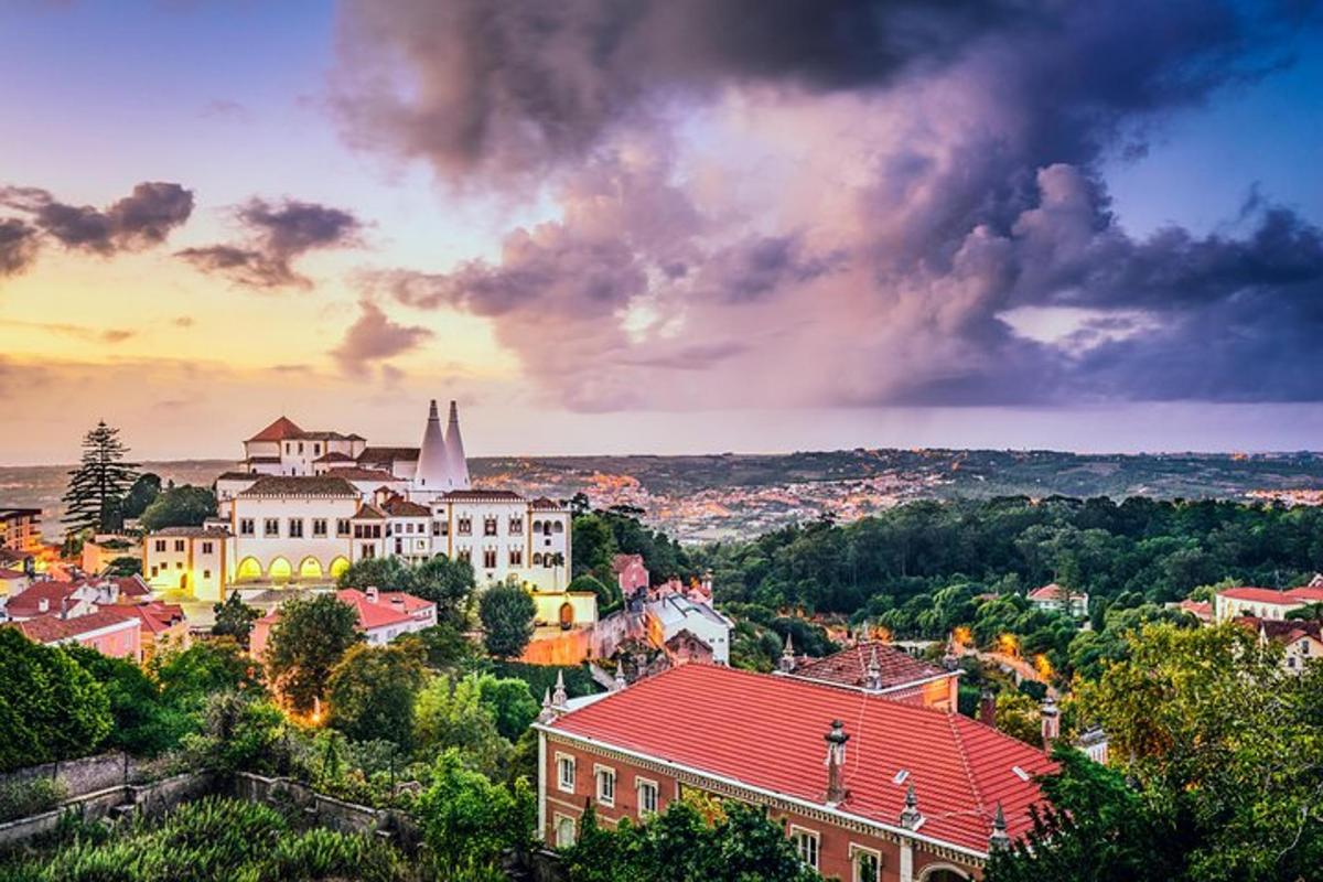 một góc nhìn của thành phố với các tòa nhà và nhà thờ