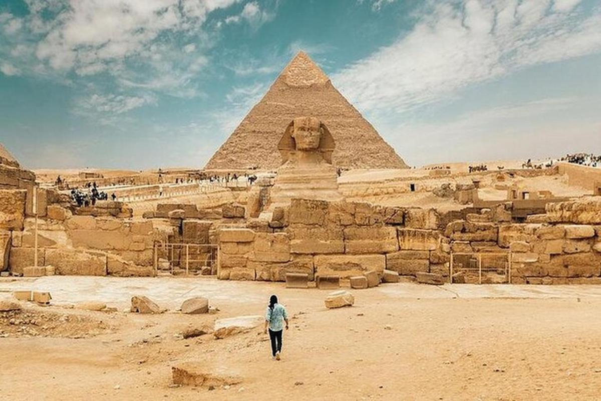 una donna che cammina davanti alla piramide