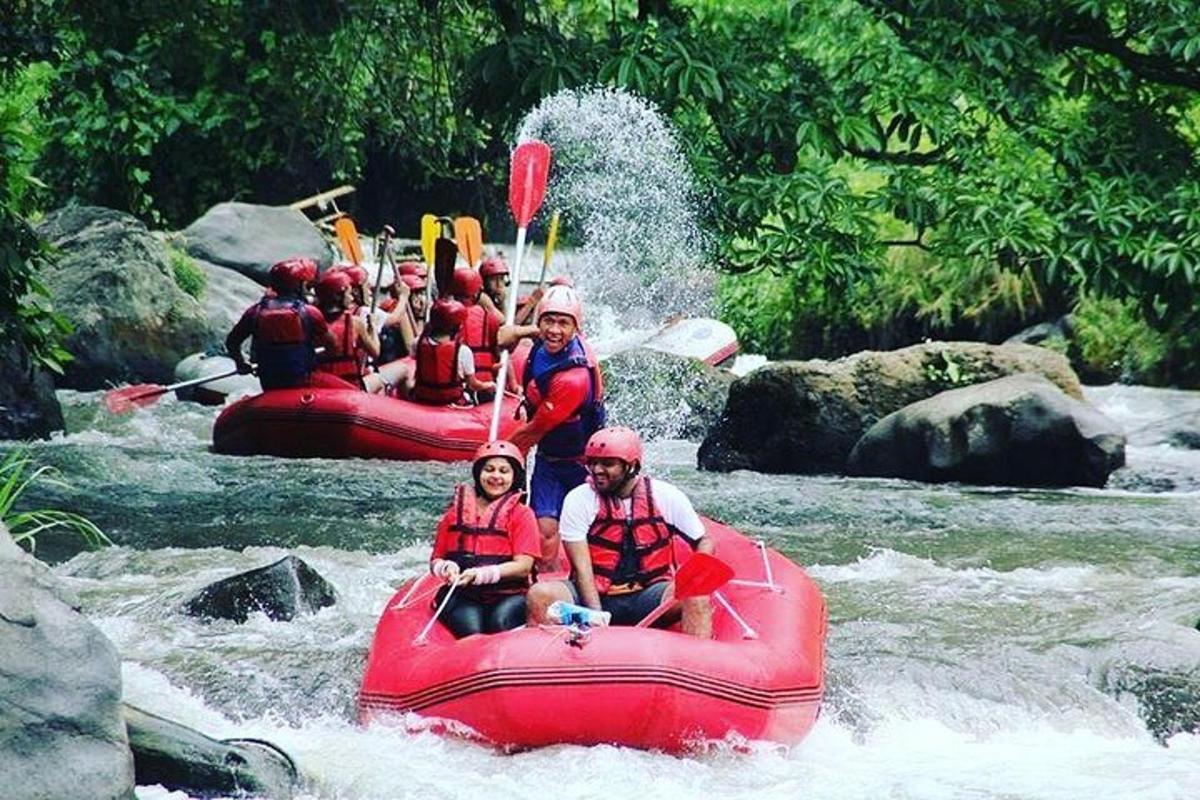 un gruppo di persone sta facendo rafting su un fiume