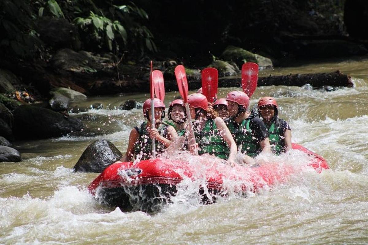 un groupe de personnes sur un radeau dans une rivière