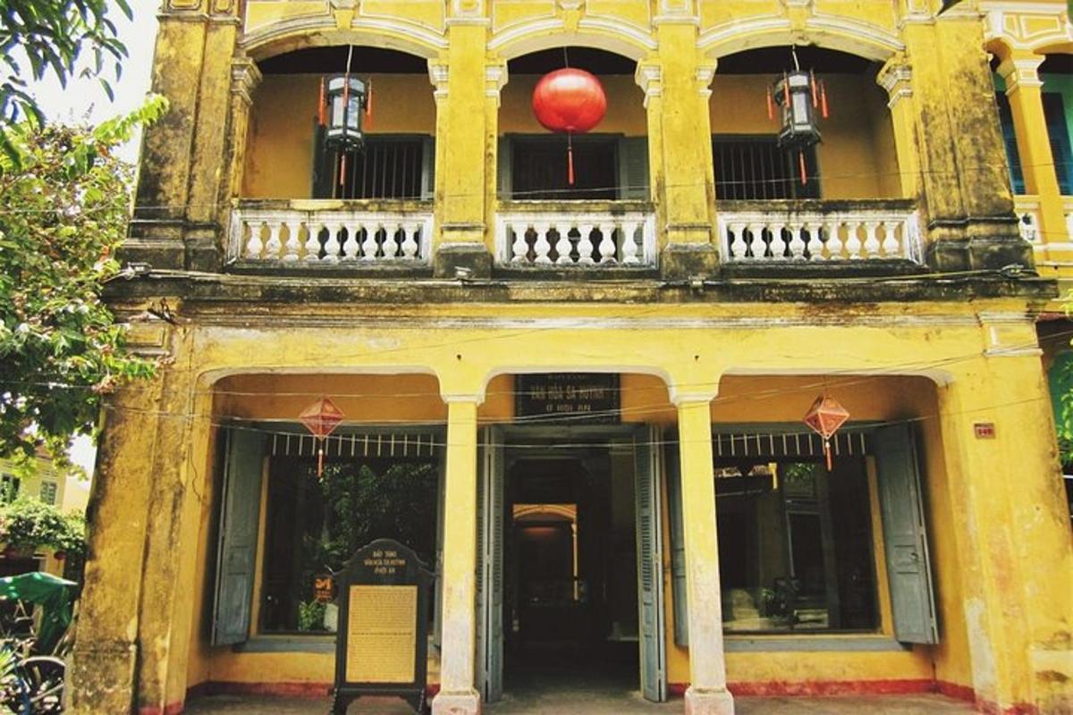 un edifici antic amb una bola vermella a la finestra