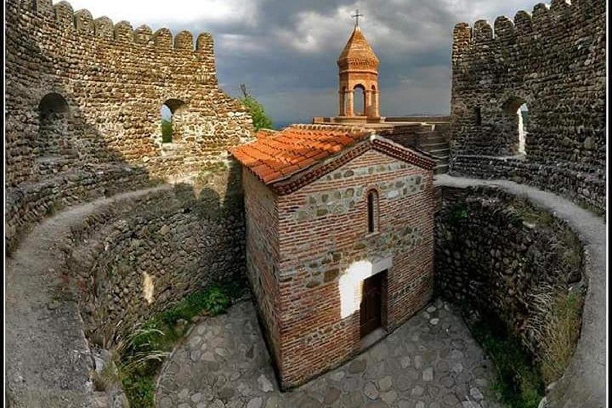 um edifício de tijolos com uma torre no topo de um castelo