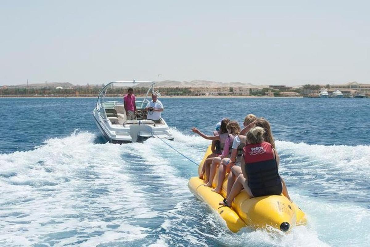 Un grupo de personas en una balsa en el agua en un barco.