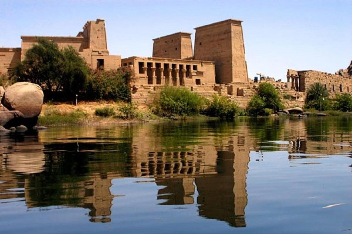 Un edificio antiguo se refleja en un cuerpo de agua.