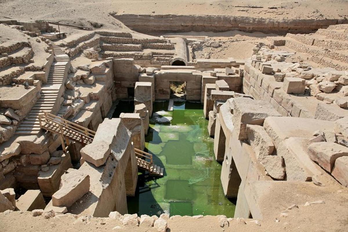 una vista aérea de un anfiteatro en el desierto