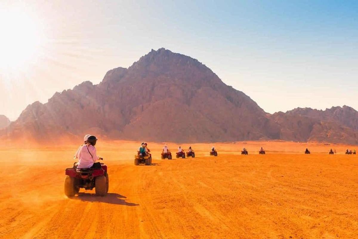 sekumpulan orang menunggang motosikal di padang pasir