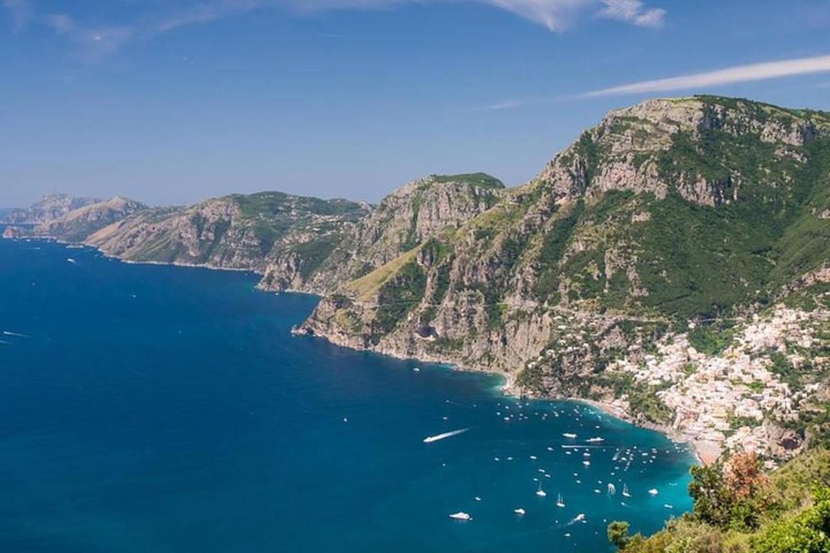 una vista aerea di un grande specchio d'acqua con montagne