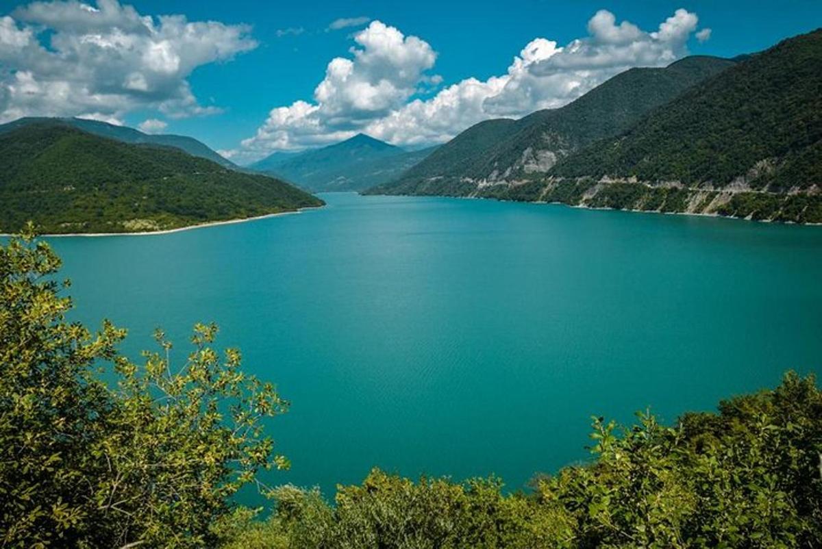 pohled na velké modré jezero v horách