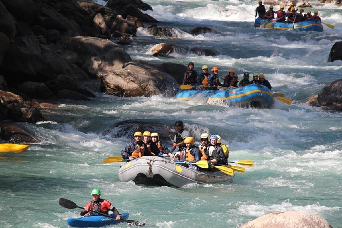 Un grupo de personas está haciendo rafting en un río.