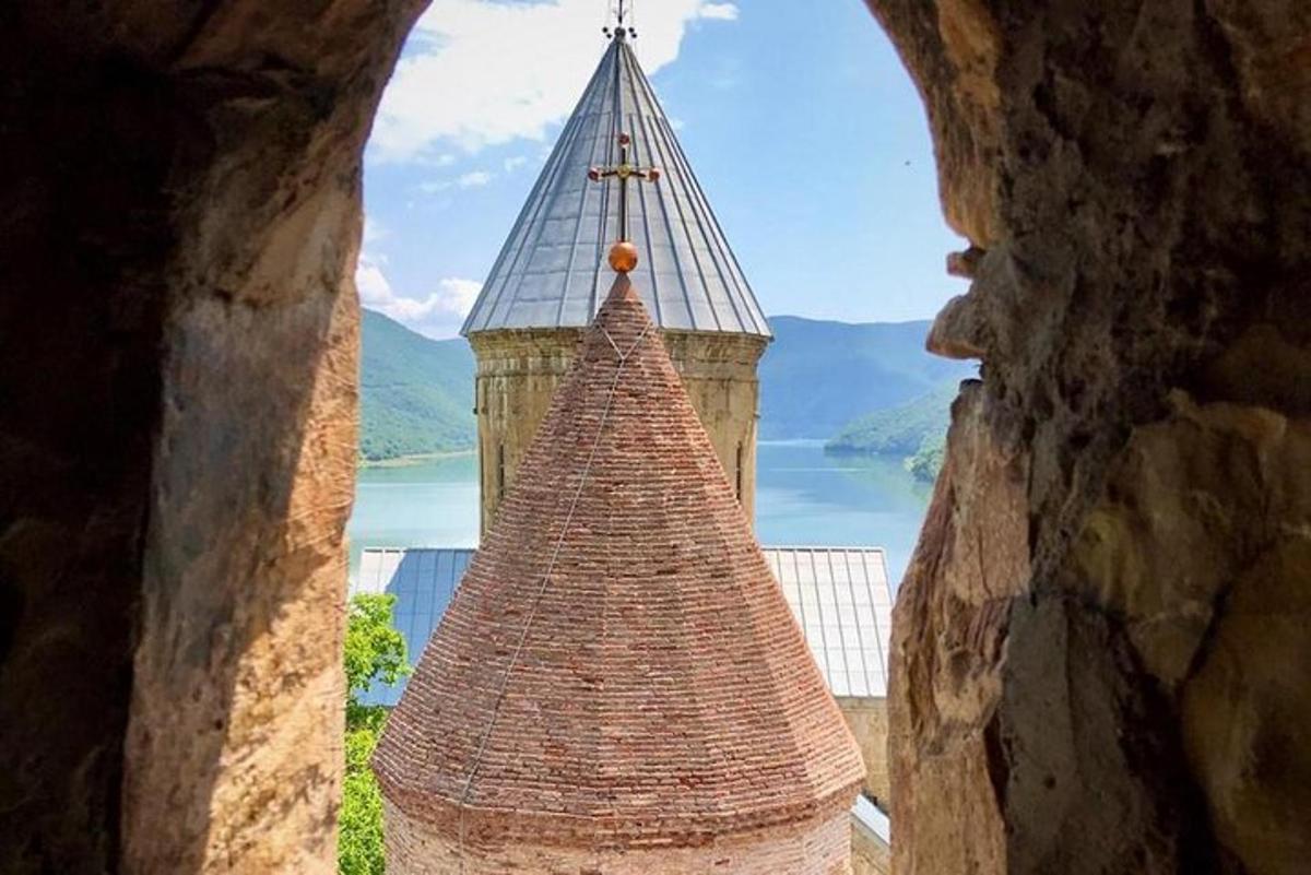 una vista di una torre da una finestra di un edificio