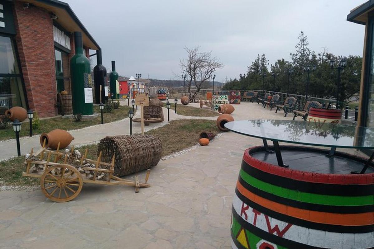 hřiště s trakařem a vozíkem se senem