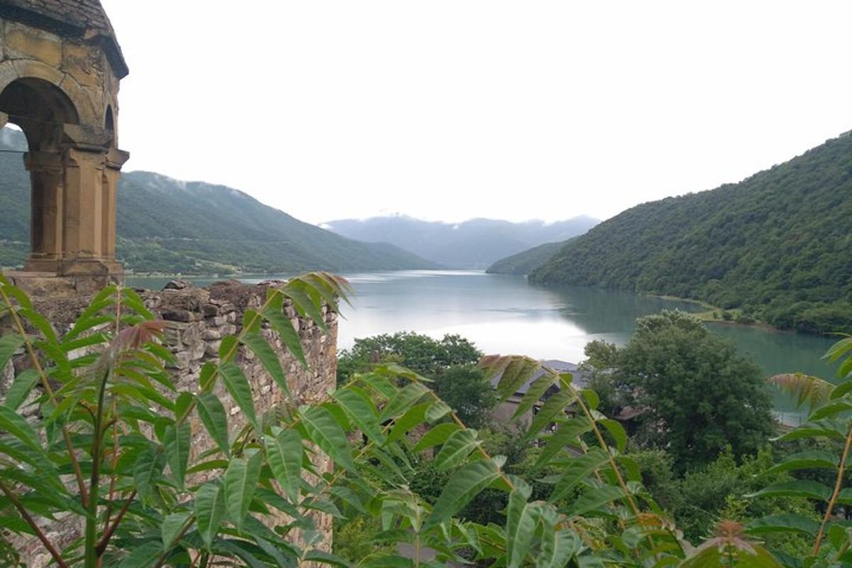una vista di un fiume con le montagne sullo sfondo