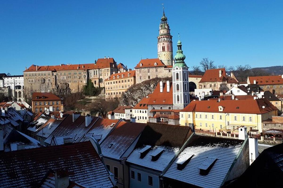 pohled na město s budovami a hodinovou věží