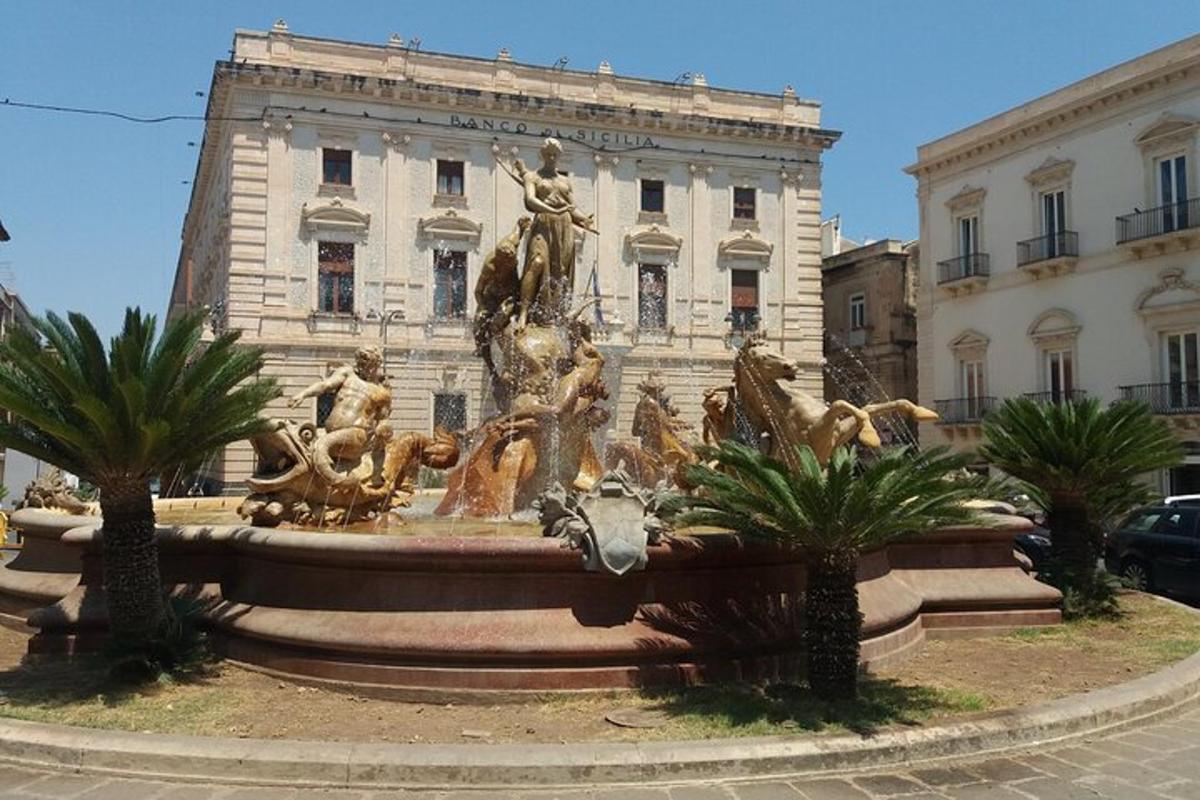 velika fontana pred stavbo