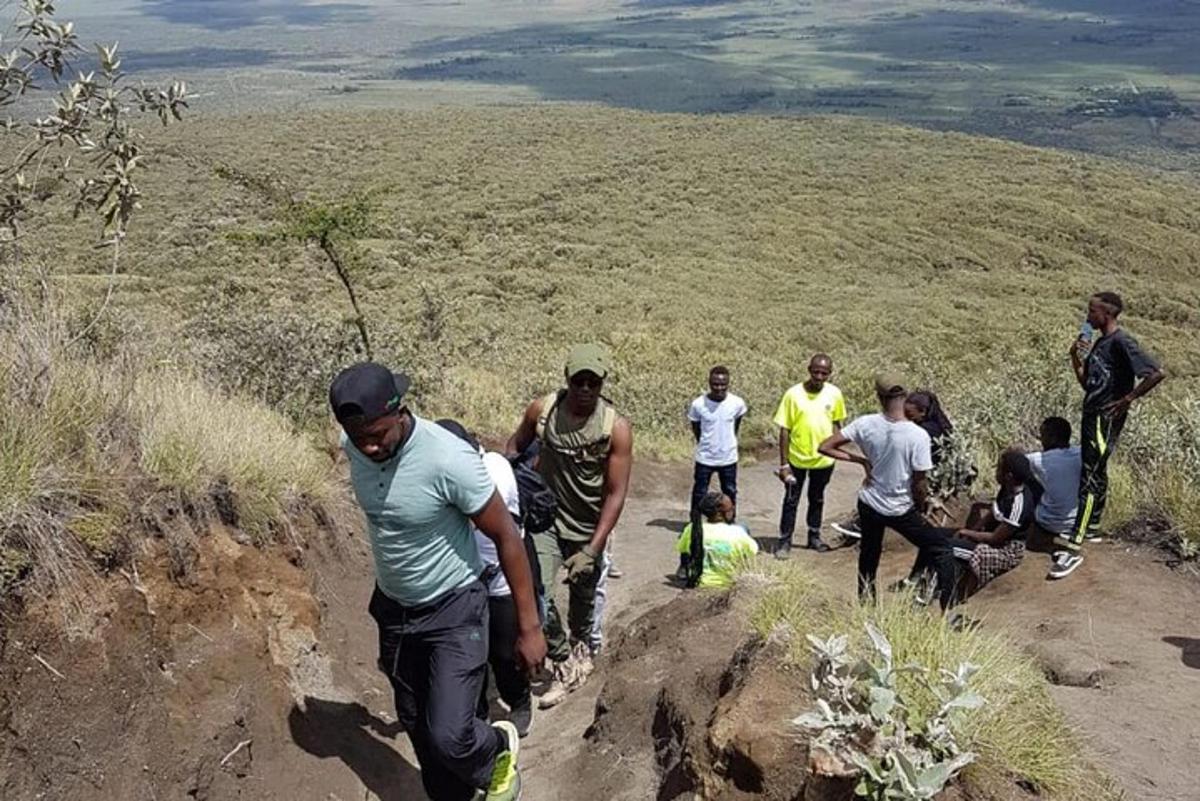 sekumpulan orang berdiri di atas bukit
