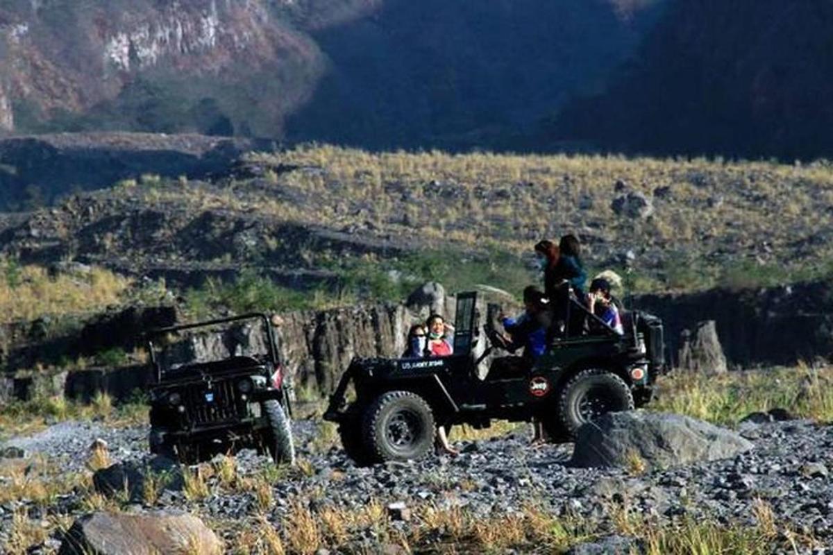 một nhóm người đi xe jeep trên đồi