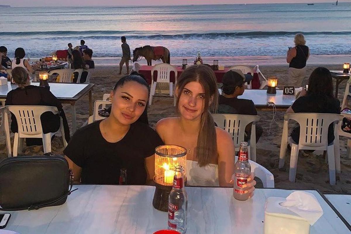 due donne sedute a un tavolo sulla spiaggia