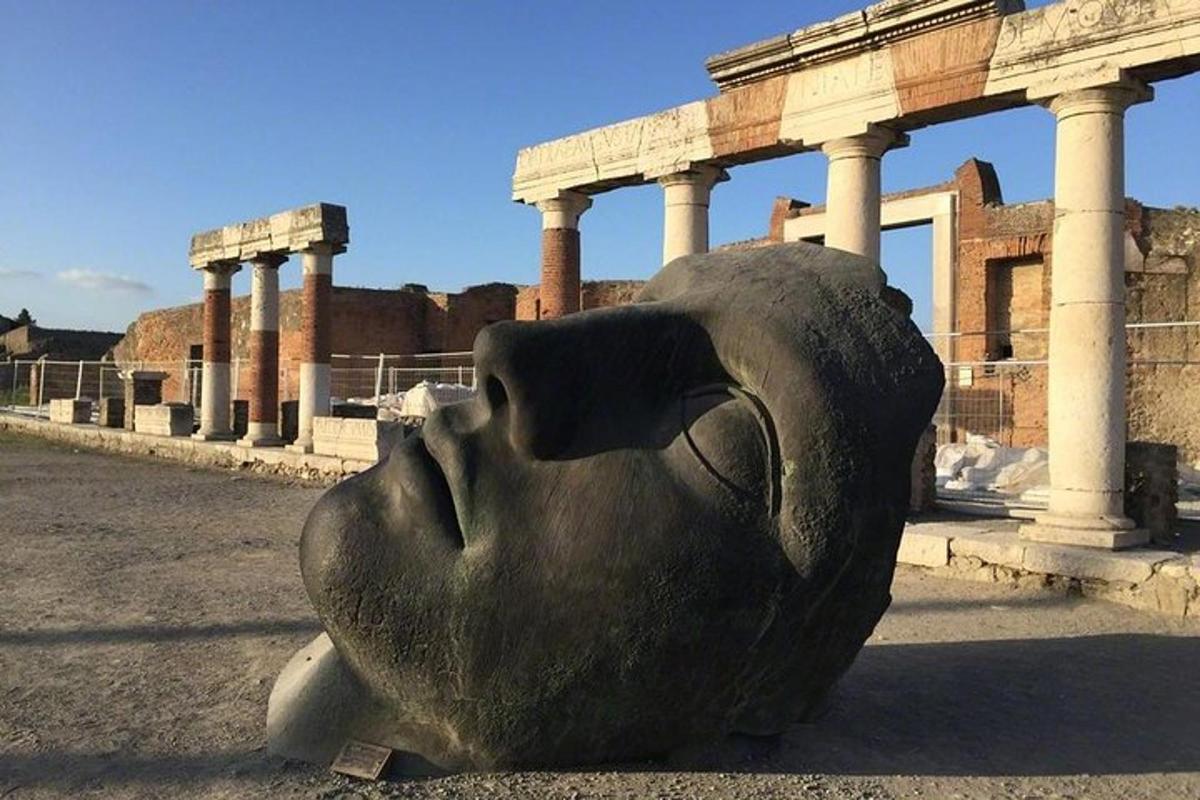 statuja ēkas priekšā ar kolonnām