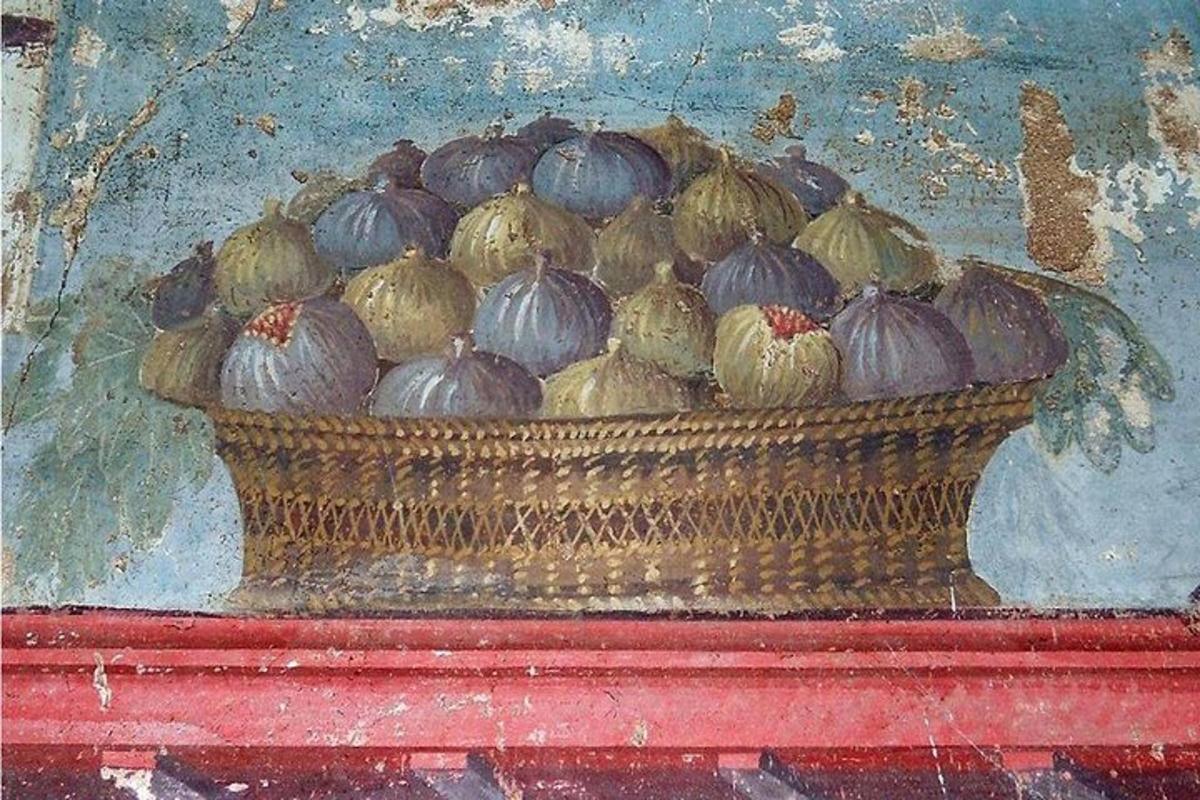 uma pintura de uma cesta de cebolas em uma parede