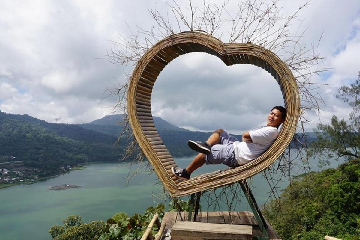 un uomo è seduto su una sedia a forma di cuore