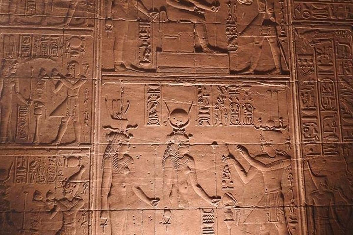 cementová stena s hieroglyfmi