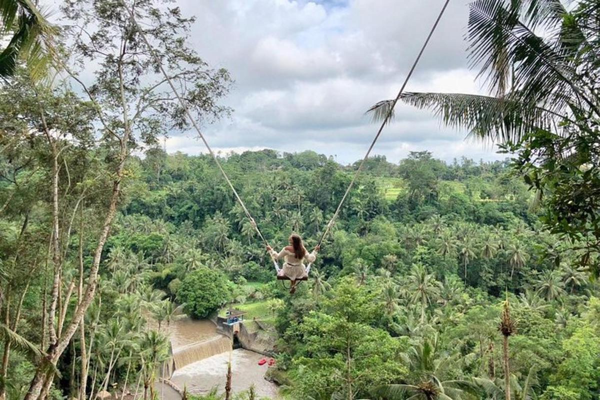 een vrouw die aan een kabelbaan in de jungle slingert