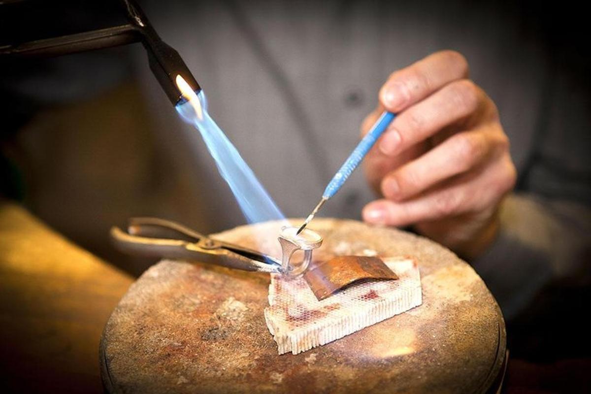 una persona spazzola uno spazzolino da denti su un pezzo di legno